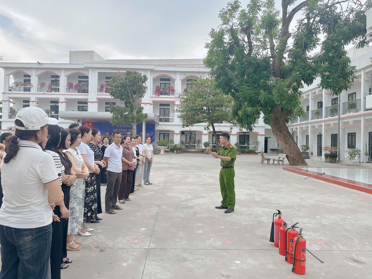 Đội CC&CNCH khu vực 8: Tuyên truyền, tập huấn kỹ năng PCCC cho cán bộ, giáo viên trường Tiểu học và THCS Tứ Minh